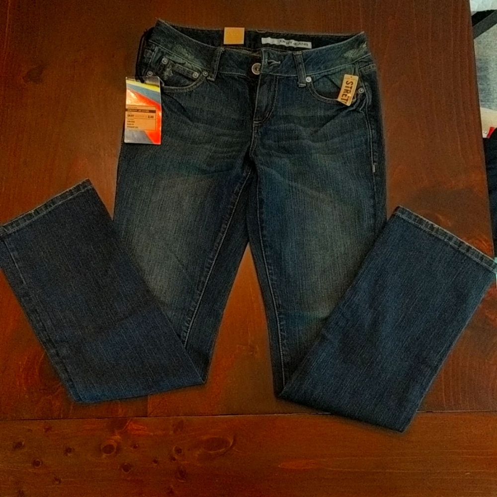 NWT- DKNY Jeans, stretch, Size: 6R, low rise, slim fit, straight leg